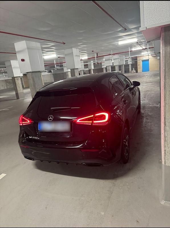 Gebraucht Mercedes E250 160 PS (117 kW) 2020 Schwarz Kleinwagen