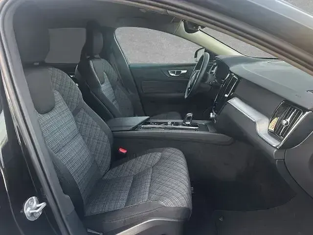 Gebraucht Volvo V60 Core 197 PS (144 kW) 2025 Onyx schwarz Kombi
