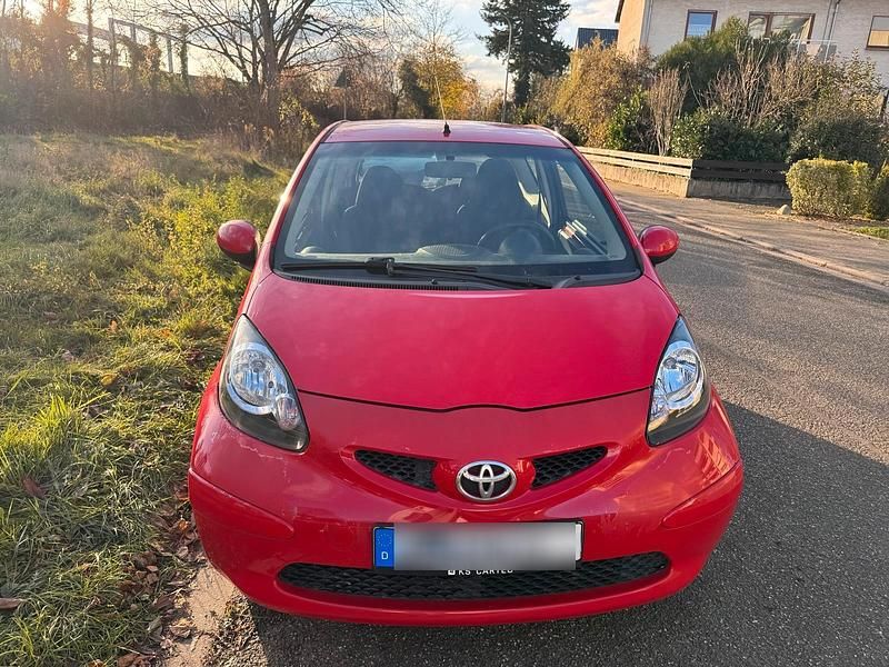 Rot Gebraucht 2008 Toyota Aygo Kleinwagen | 2.199 € (Teuer) - Bild 1/4