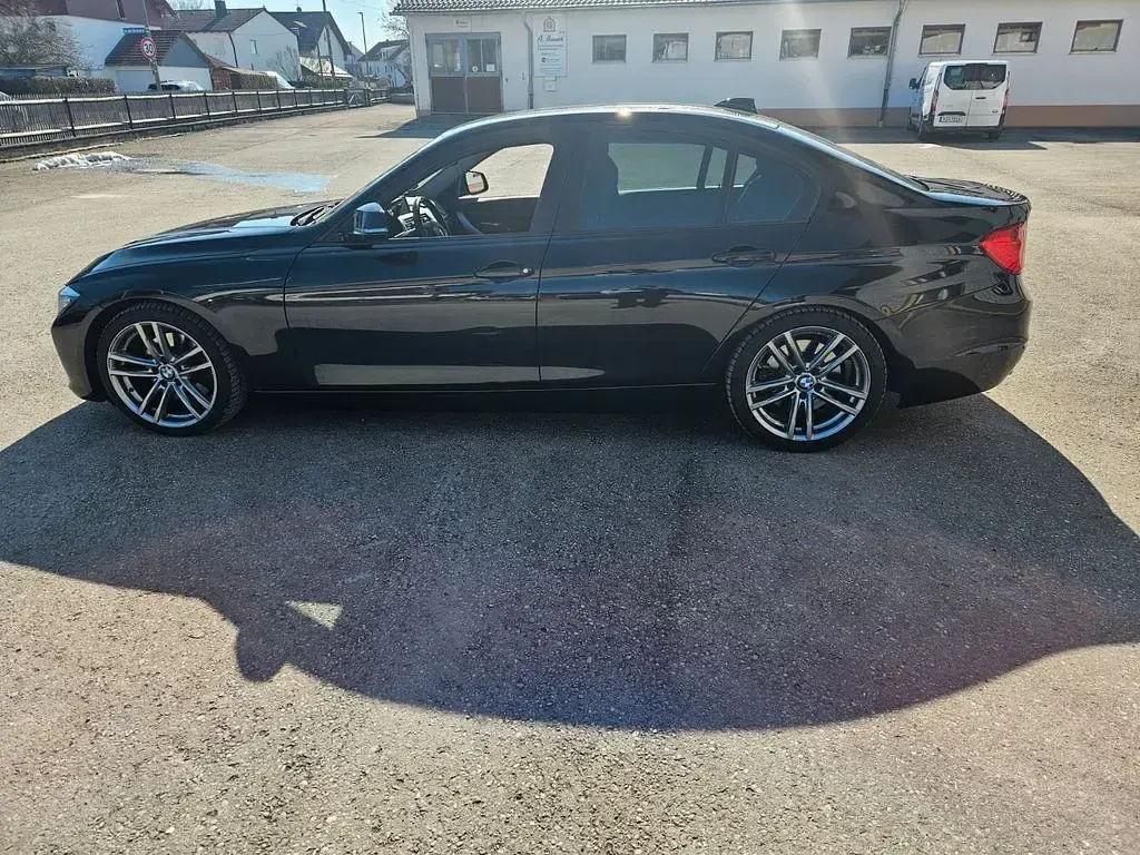 Gebraucht BMW 330 258 PS (189 kW) 2012 Schwarz Limousine
