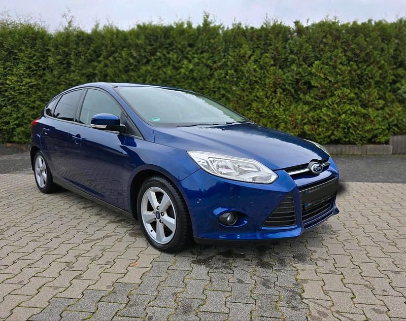 Blau Gebraucht 2014 Ford Focus Limousine | 2.800 € (Superpreis) - Bild 1/4