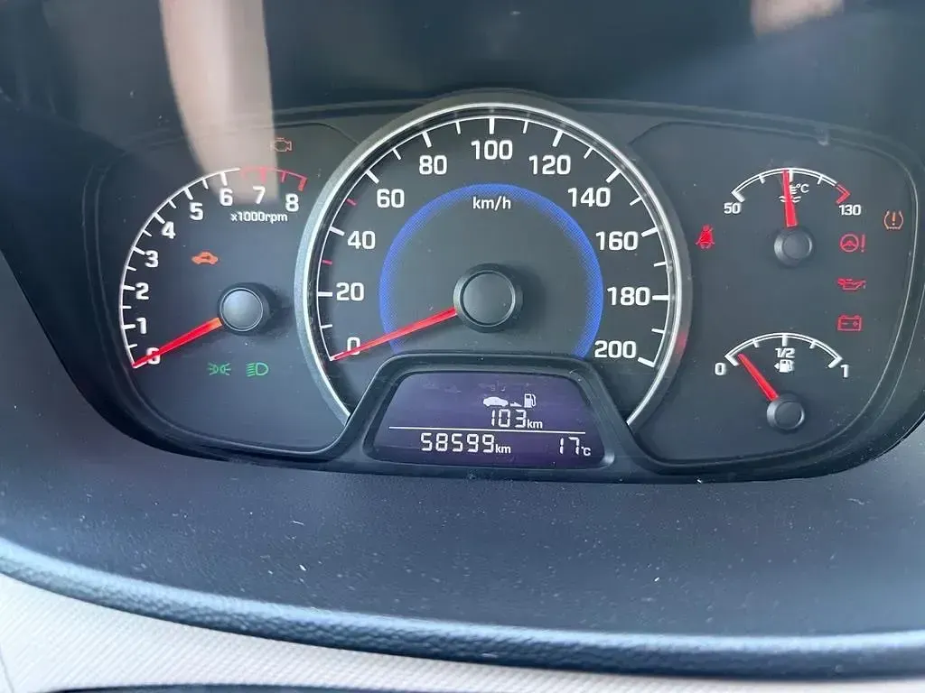 Gebraucht Hyundai i10 Classic 67 PS (49 kW) 2015 Weiß Kleinwagen