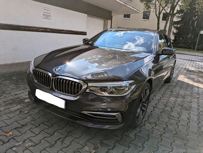 Grau Gebraucht 2020 BMW 520 Luxury Line Limousine | 22.900 € (Guter Preis) - Bild 1/4