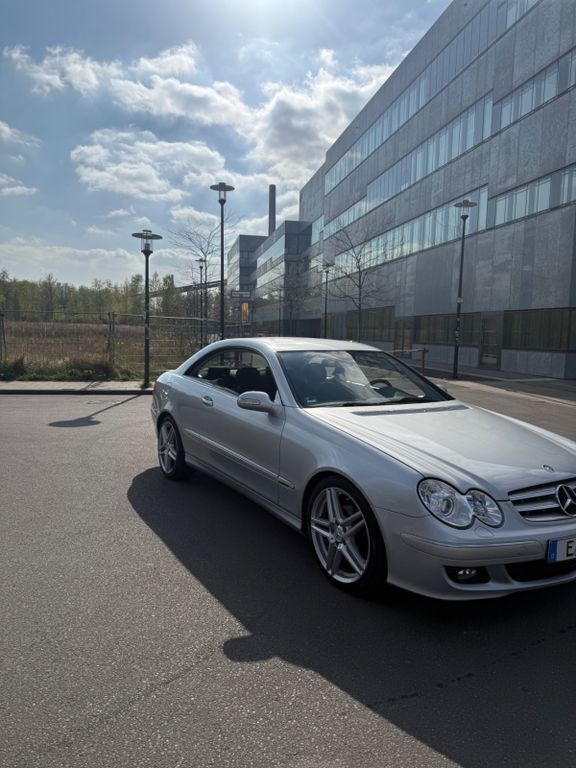 Silber Gebraucht 2005 Mercedes CLK220 Elegance Coupé | 9.500 € (Fairer Preis) - Bild 1/4