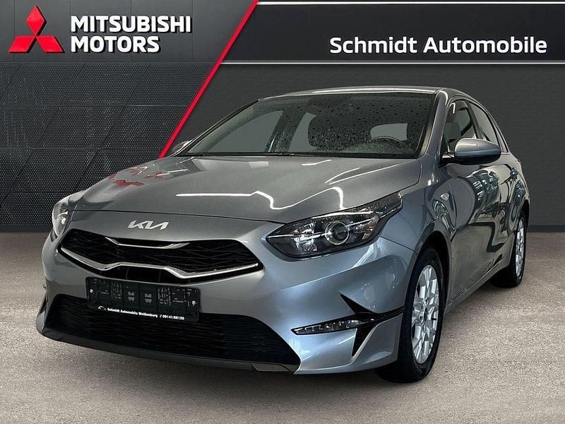 Lunarsilber (silber) Gebraucht 2022 Kia Ceed Comfort Limousine | 20.270 € (Superpreis) - Bild 1/4