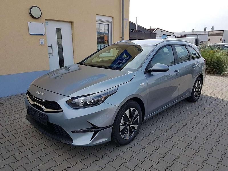 Lunar silver metallic Neu 2025 Kia Ceed Sportswagon Vision Kombi | 23.640 € (Guter Preis) - Bild 1/4