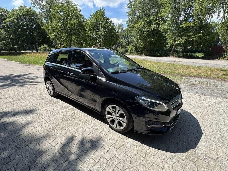 Schwarz Gebraucht 2016 Mercedes B180 Urban Van / Kleinbus | 13.000 € (Fairer Preis) - Bild 1/4