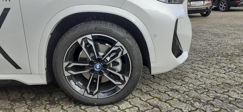 Gebraucht BMW iX1 M Sport 230 kW (313 PS) 2023 Mineralweiß SUV