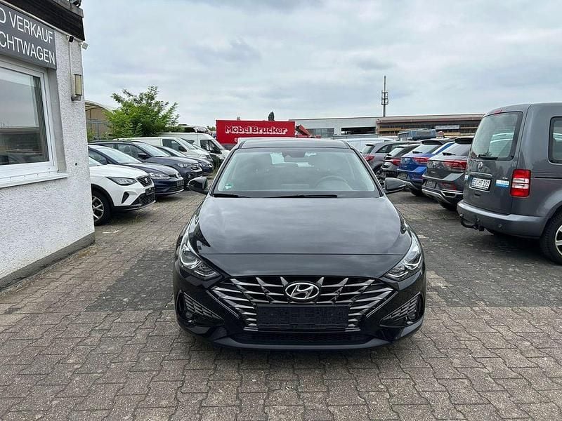 Schwarz Gebraucht 2023 Hyundai i30 Trend Limousine | 14.600 € (Guter Preis) - Bild 1/4