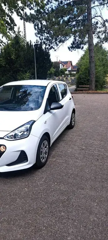 Gebraucht Hyundai i10 Pure 67 PS (49 kW) 2019 Weiß Kleinwagen