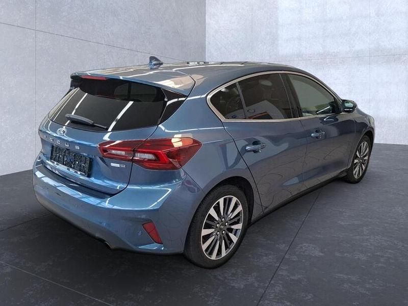 Gebraucht Ford Focus Titanium 155 PS (114 kW) 2022 Chromablau (blau) Limousine