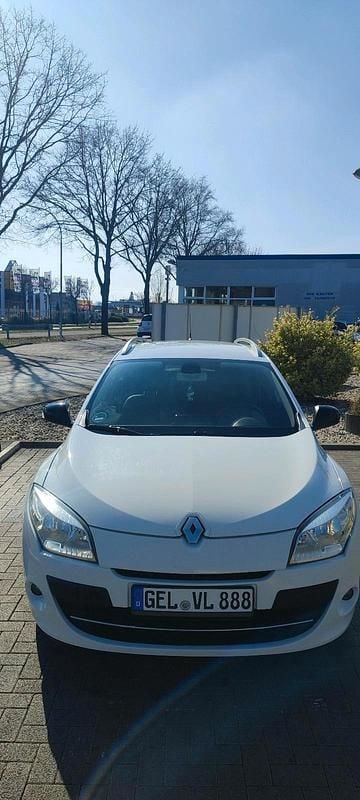 Weiß Gebraucht 2011 Renault Mégane III Bose Edition Kombi | 3.700 € - Bild 1/4
