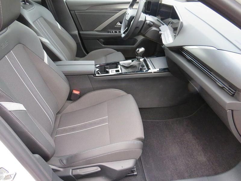 Neu Opel Astra 131 PS (96 kW) 2025 Weiß Kombi