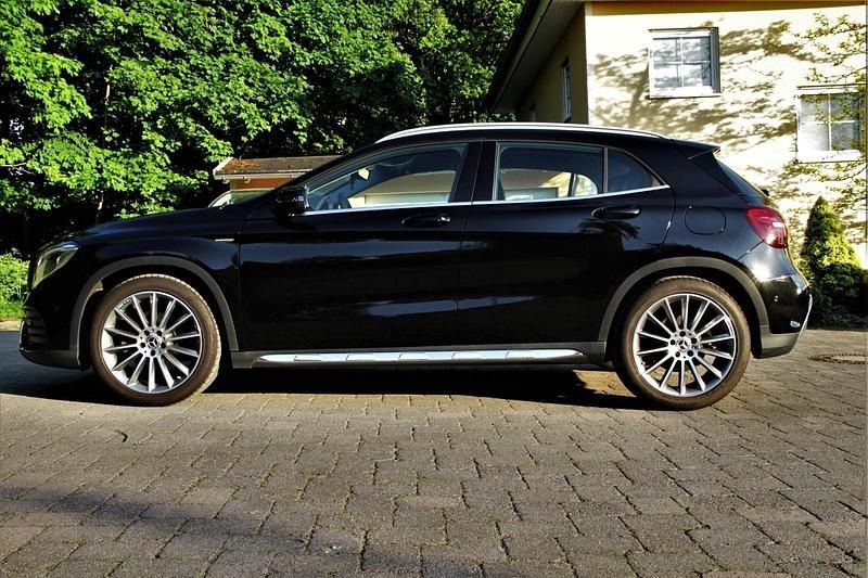 Schwarz Gebraucht 2019 Mercedes GLA250 AMG SUV | 21.650 € (Fairer Preis) - Bild 1/4