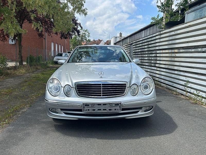 Silber Gebraucht 2006 Mercedes E280 Limousine | 1.990 € - Bild 1/4