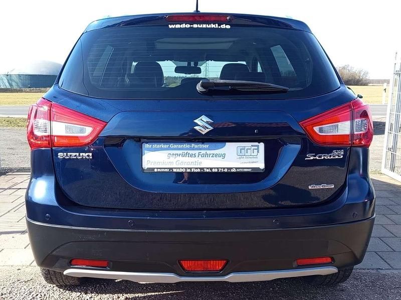 Usado Suzuki SX4 140 HP (102 kW) 2017 Azul Sedan