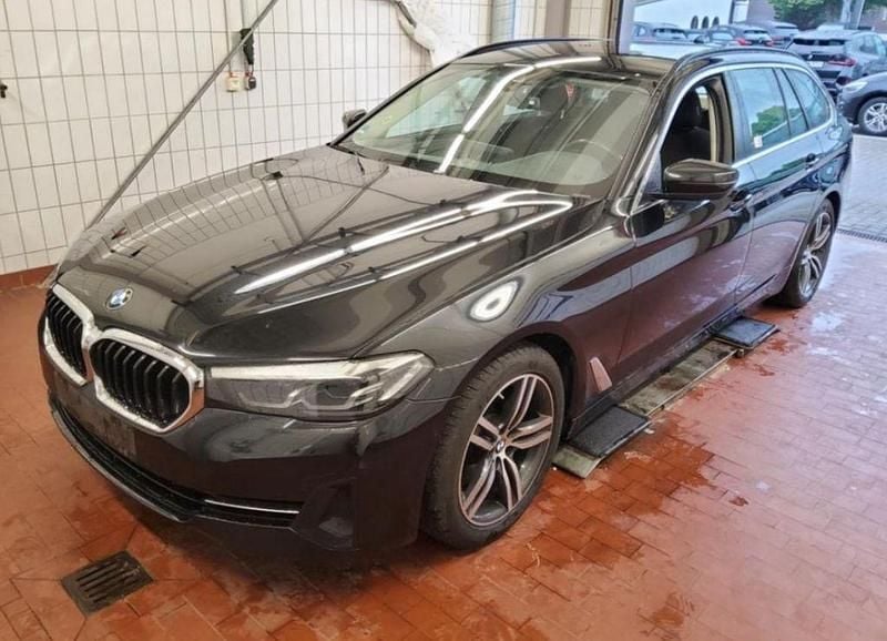 Black sapphire metallic Gebraucht 2021 BMW 520 Kombi | 24.970 € (Superpreis) - Bild 1/4