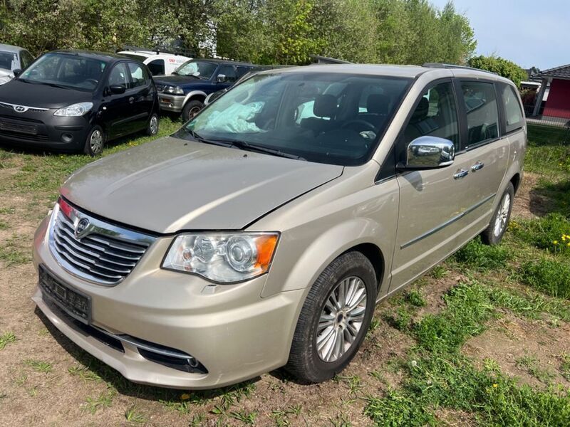 Silber Gebraucht 2013 Lancia Voyager Platinum Van / Kleinbus | 3.999 € - Bild 1/4