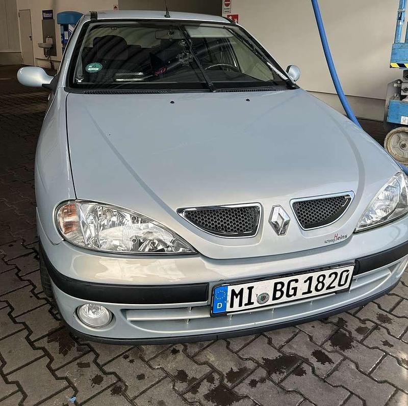 Silber Gebraucht 2001 Renault Mégane Limousine | 1.000 € - Bild 1/4
