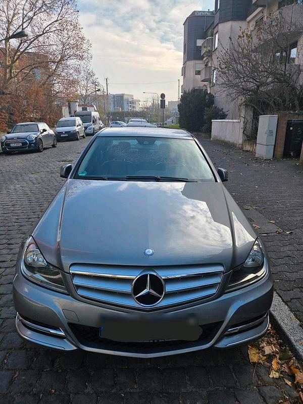 Grau Gebraucht 2011 Mercedes C220 Avantgarde Limousine | 9.400 € (Fairer Preis) - Bild 1/4