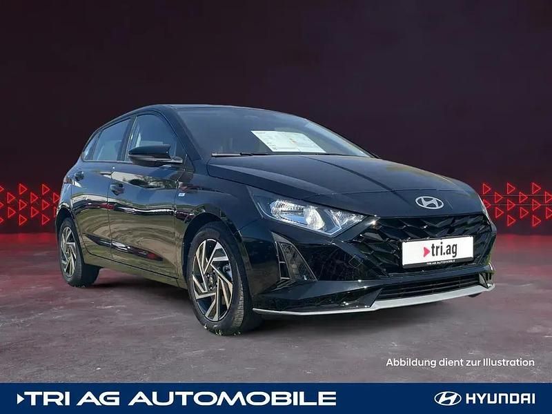 Phantom black / met Neu 2024 Hyundai i20 Trend Limousine | 19.299 € (Guter Preis) - Bild 1/4