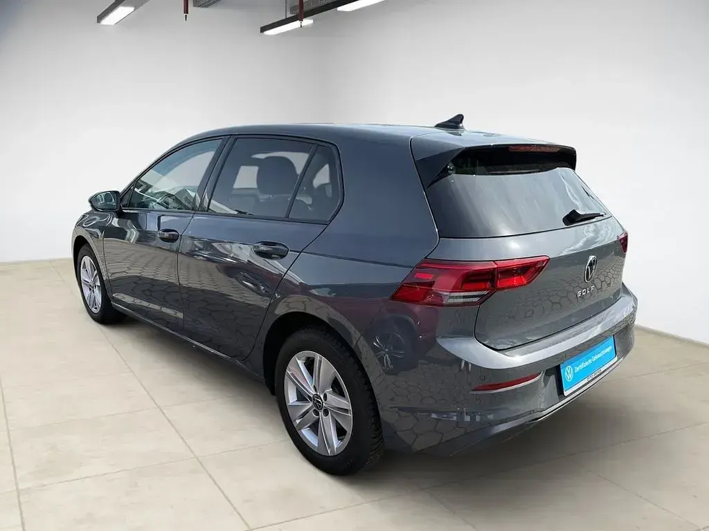 Gebraucht VW Golf VIII Life 131 PS (96 kW) 2023 Grau Limousine