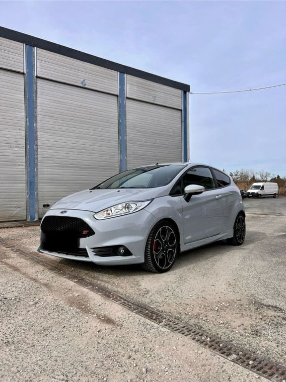 Grau Gebraucht 2016 Ford Fiesta ST200 Kleinwagen | 14.480 € (Fairer Preis) - Bild 1/4