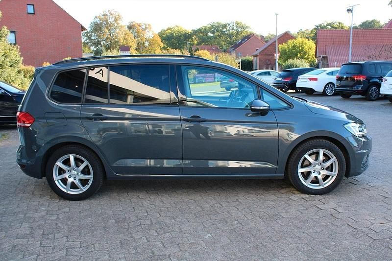 Gebraucht VW Touran Comfortline 150 PS (110 kW) 2023 Grau metallic Van / Kleinbus