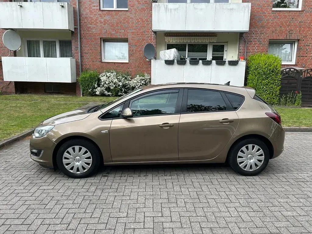 Gebraucht Opel Astra 165 PS (121 kW) 2013 Gold Limousine