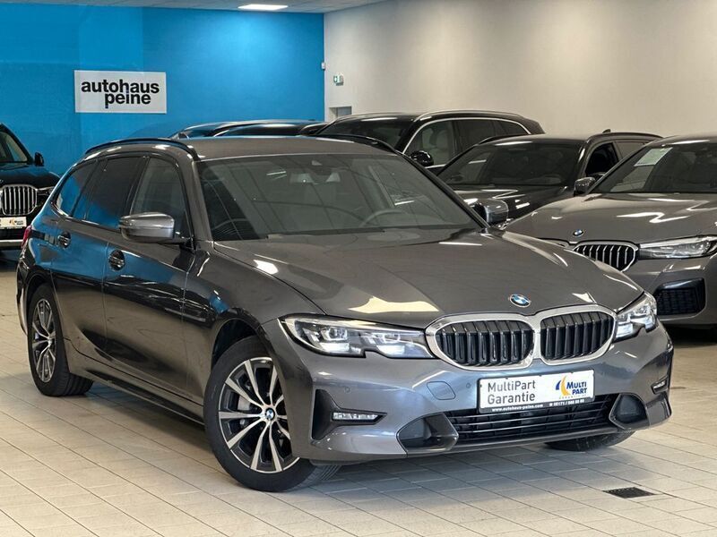 Mineralgrau metallic Gebraucht 2021 BMW 330e Sport Line Kombi | 23.797 € (Fairer Preis) - Bild 1/4