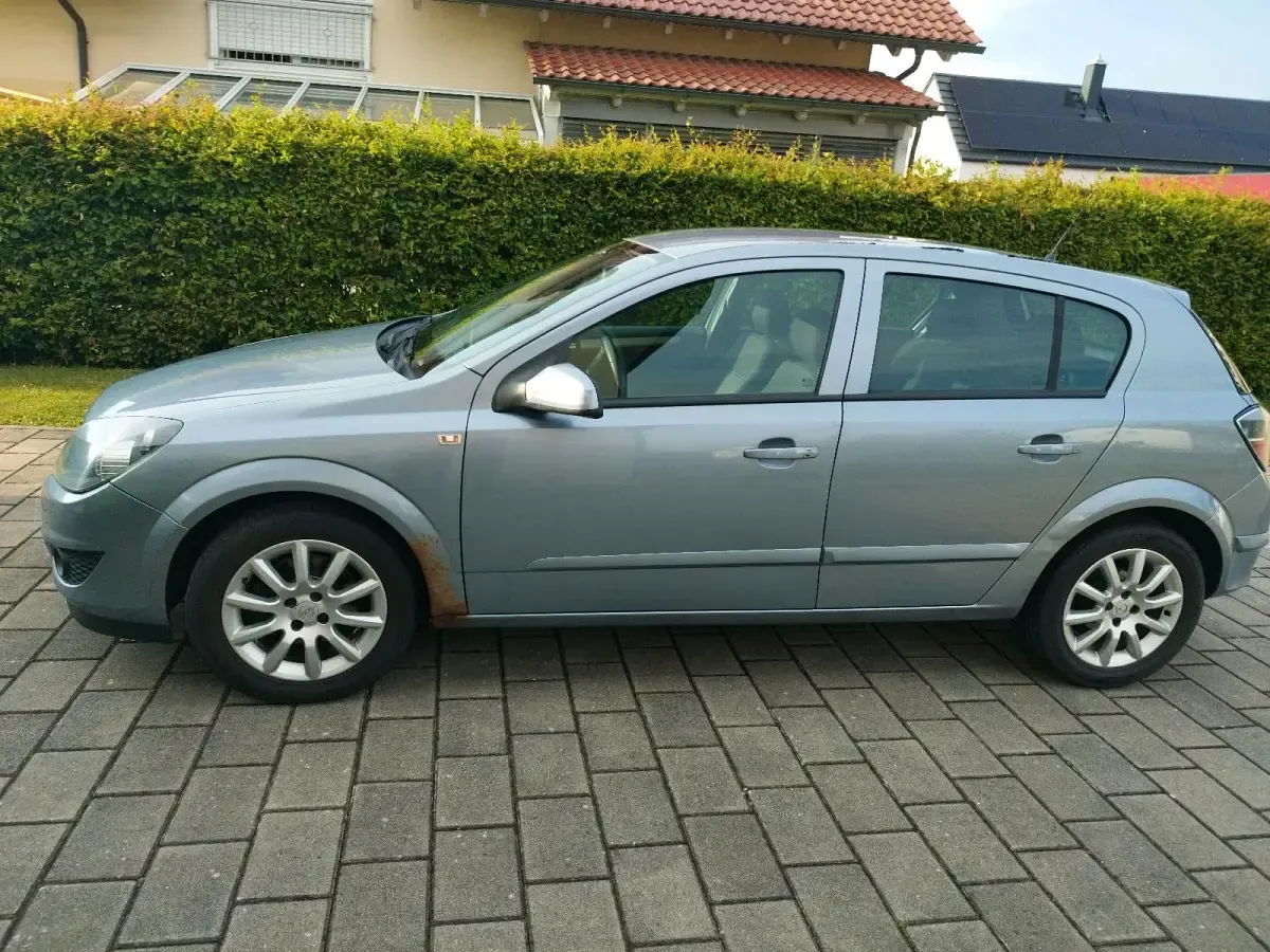 Gebraucht Opel Astra 105 PS (77 kW) 2007 Silber Limousine