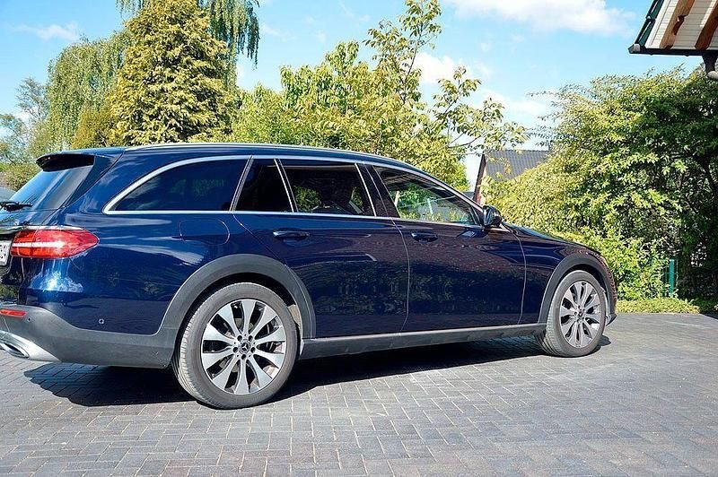 Blau Gebraucht 2018 Mercedes E220 Kombi | 27.499 € (Etwas zu teuer) - Bild 1/4
