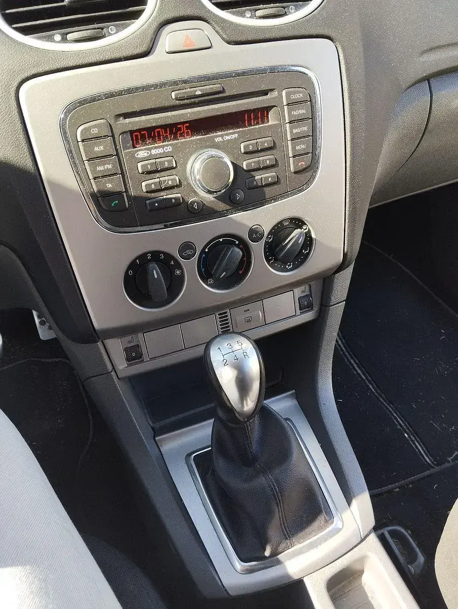 Gebraucht Ford Focus 101 PS (74 kW) 2011 Schwarz Kombi