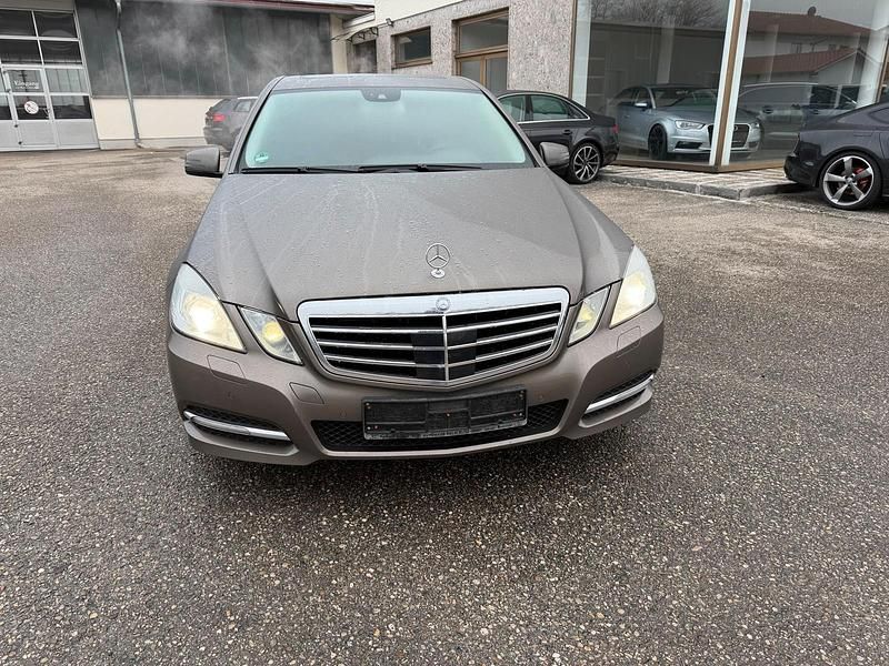 Grau Gebraucht 2011 Mercedes E300 Limousine | 10.300 € (Etwas zu teuer) - Bild 1/4