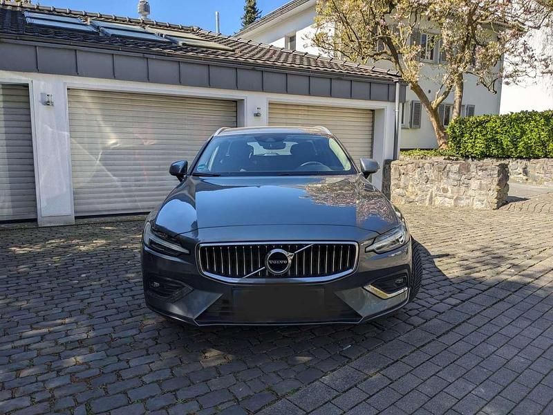 Grau Gebraucht 2020 Volvo V60 Inscription Kombi | 27.800 € (Fairer Preis) - Bild 1/4
