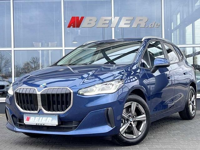 Phytonicblau metallic Gebraucht 2024 BMW 218 Active Tourer Sport Line Van / Kleinbus | 29.890 € (Guter Preis) - Bild 1/4