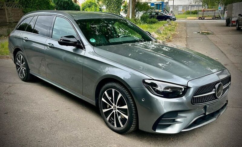 Grau Gebraucht 2022 Mercedes E300 AMG line Kombi | 37.000 € (Teuer) - Bild 1/4