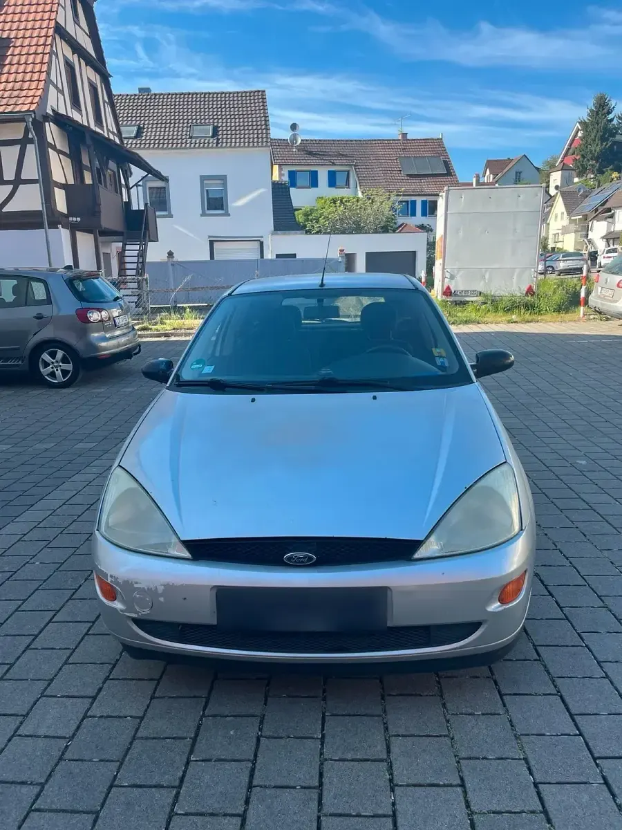 Brugt Ford Focus 100 HK (73 kW) 2000 Sølv Sedan