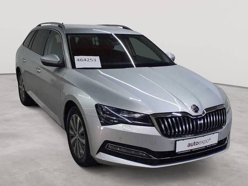 Brillantsilber metallic Gebraucht 2022 Skoda Superb Style Kombi | 23.289 € (Fairer Preis) - Bild 1/4