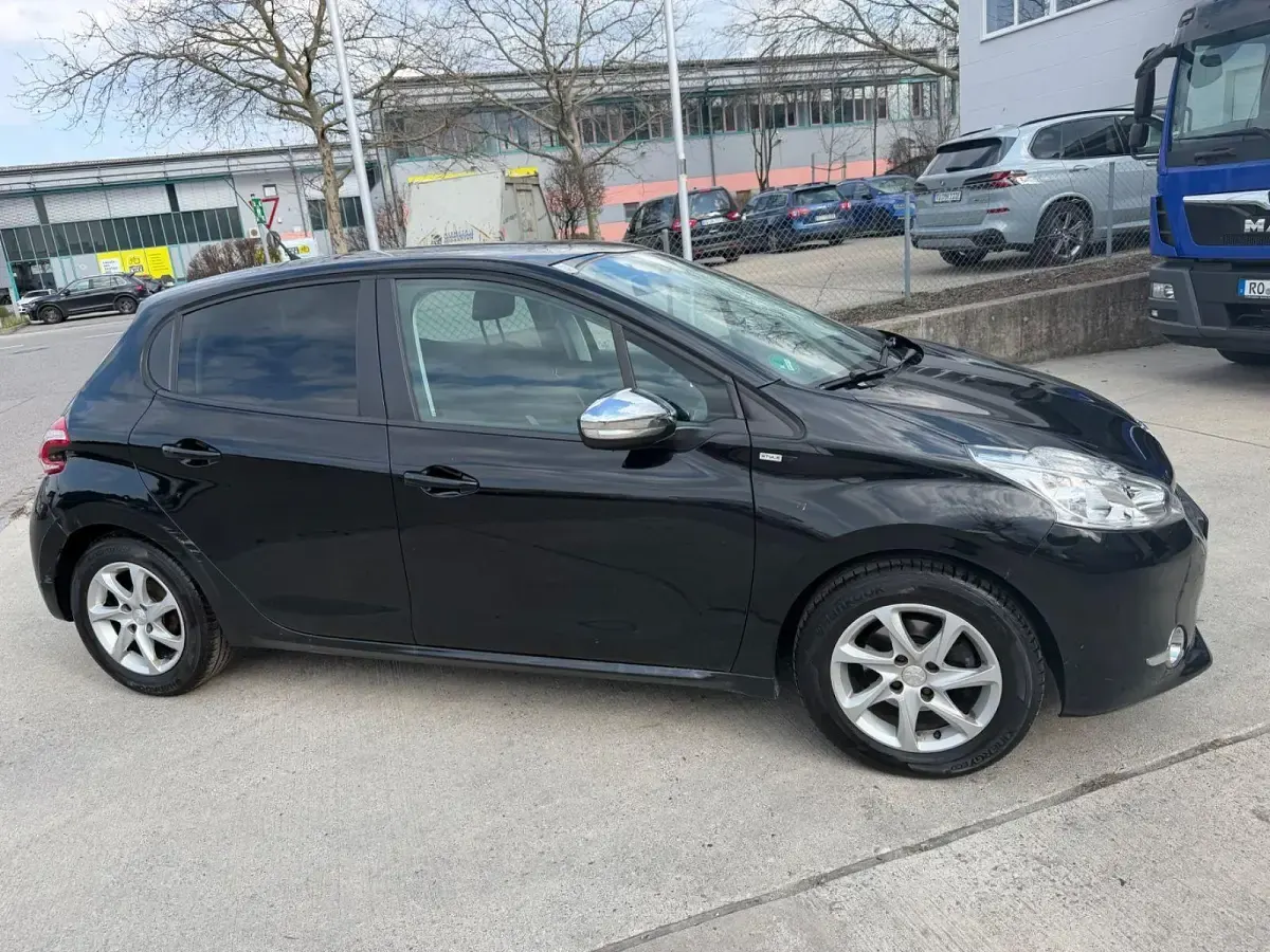 Gebraucht Peugeot 208 Style 82 PS (60 kW) 2015 Schwarz Kleinwagen
