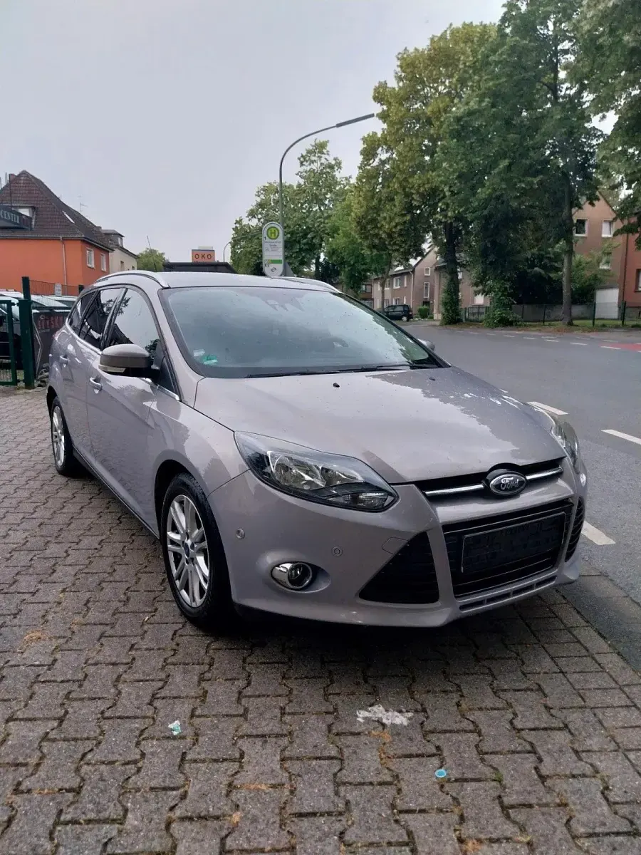 Gebraucht Ford Focus Titanium 125 PS (91 kW) 2014 Micastonesilber metallic Kombi