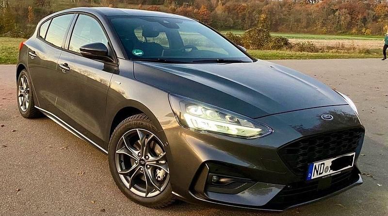 Grau Gebraucht 2020 Ford Focus ST-Line Limousine | 18.600 € (Guter Preis) - Bild 1/4