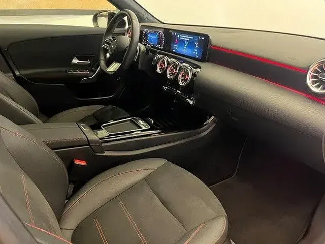 Gebraucht Mercedes A250 AMG line 163 PS (119 kW) 2025 Hightechsilber Limousine