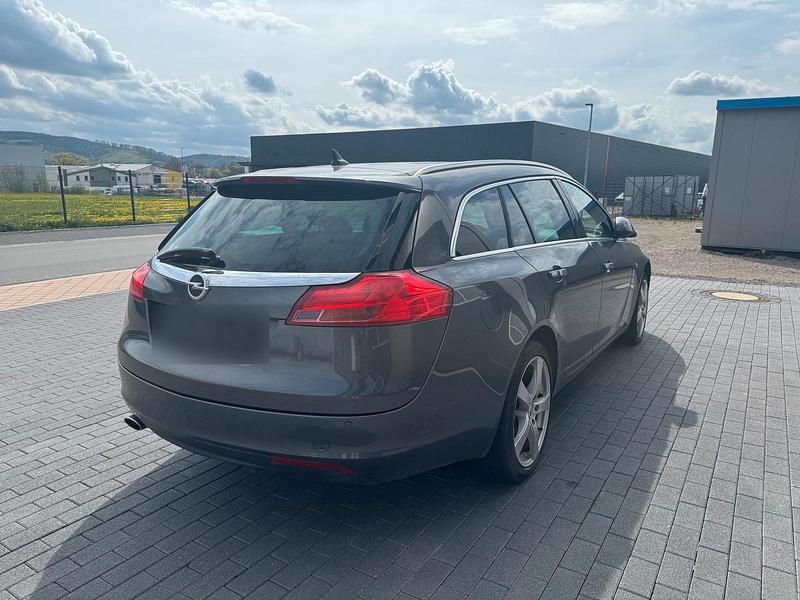Usado Opel Insignia 160 HP (117 kW) 2012 Cinzento Carrinha