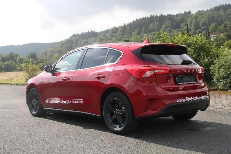 Używany Ford Focus Cool & Connect 125 KM (91 kW) 2022 Czerwony Sedan/Limuzyna