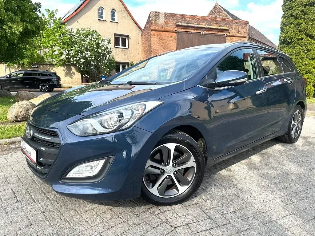 Gebraucht Hyundai i30 Style 110 PS (80 kW) 2016 Stargazing blue / mic Kombi