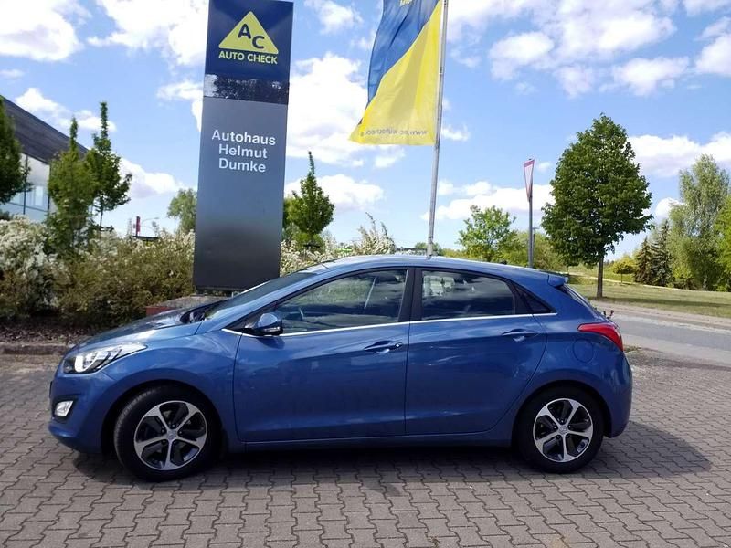 Blau Gebraucht 2016 Hyundai i30 Style Limousine | 12.000 € (Etwas zu teuer) - Bild 1/4