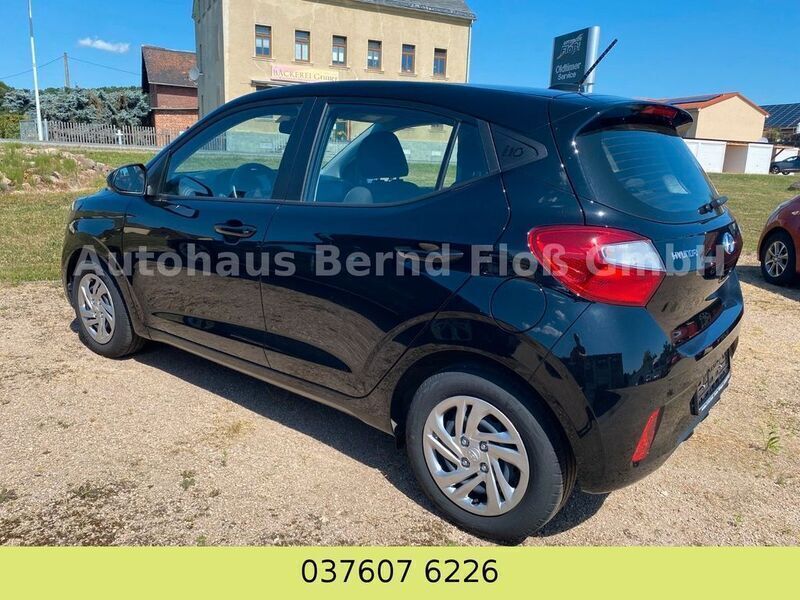 Gebraucht Hyundai i10 67 PS (49 kW) 2022 Schwarz Kleinwagen
