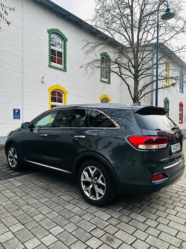 Grau Gebraucht 2017 Kia Sorento SUV | 21.900 € (Fairer Preis) - Bild 1/4