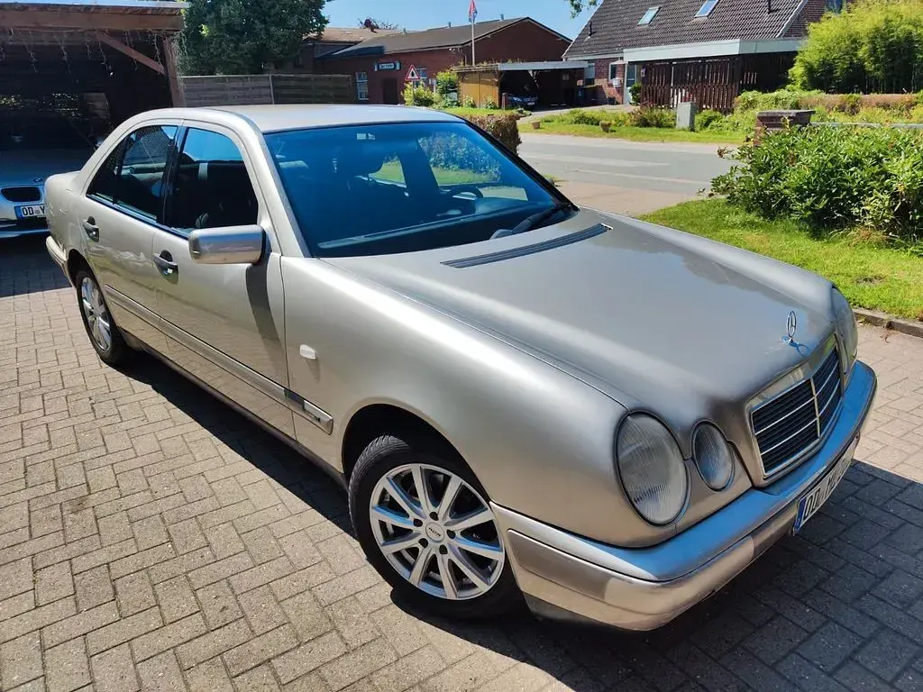 Gebraucht Mercedes E240 170 PS (125 kW) 1998 Gold Limousine